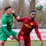 Zweikampf zwischen Spielern von der SG Massen und von den Dortmunder Löwen.
