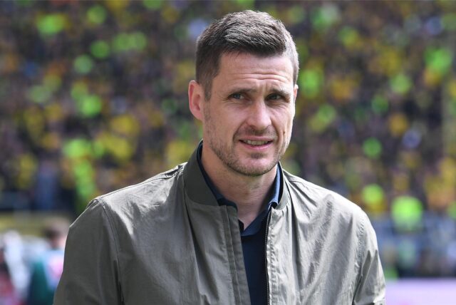 Sebastian Kehl spricht in ein Mikrofon.