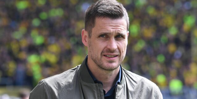 Sebastian Kehl spricht in ein Mikrofon.