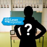 Ein Lehrer steht vor einer Schulklasse