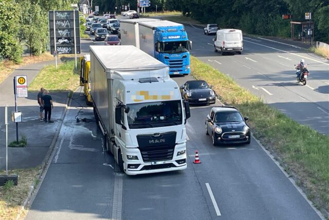 Ein Lkw steht in Kamen auf der Hochstraße. Löschwasser ist zu erkennen, der Verkehr fließt an dem Fahrzeug vorbei.
