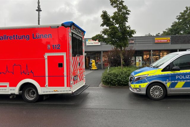 Auf einem Parkplatz stehen ein Rettungs- und ein Polizeiwagen.
