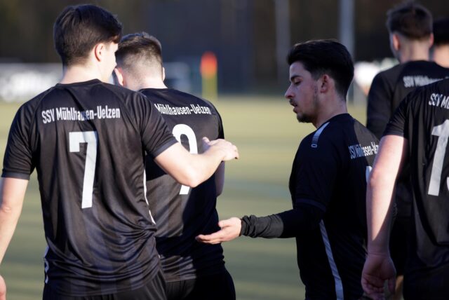 Die Spieler des SSV Mühlhausen klatschen sich ab.