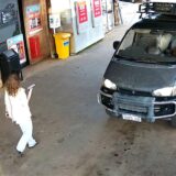 Carolina Wilga auf dem Weg zu ihrem Auto, einem Mitsubishi-Van (Baujahr 1995). Das Auto wurde am Donnerstag gefunden, Carolina nicht.