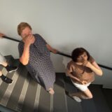Mieter in Dortmund halten sich auf einer Kellertreppe die Nase zu.