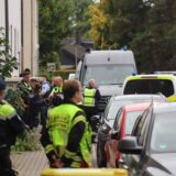 Zahlreiche Einsatzkräfte von Polizei, Rettungsdienst und Feuerwehr stehen zwischen Fahrzeugen vor einem Wohngebäude in Unna-Königsborn am Dienstag, 8. Juli.