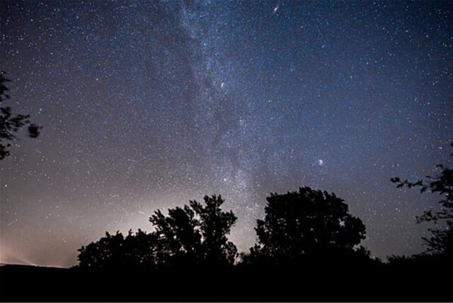 Perseidenschauer, aufgenommen von der Sierra de Guadarrama, in der Nacht zum 12. August 2024, in Buitrago de Lozoya, Madrid.
