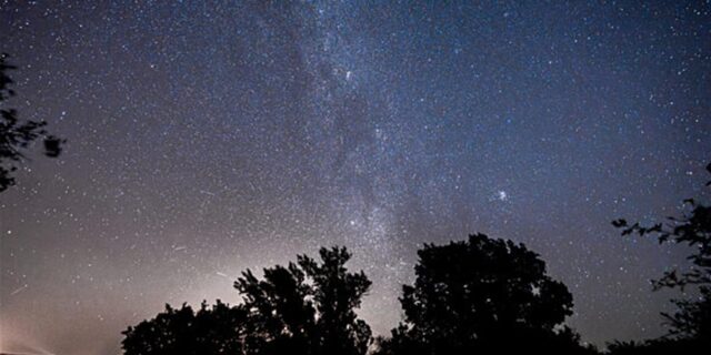 Perseidenschauer, aufgenommen von der Sierra de Guadarrama, in der Nacht zum 12. August 2024, in Buitrago de Lozoya, Madrid.