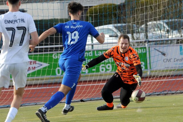 Klur schnappt sich einen Ball.