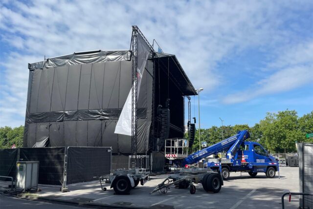 Die Mainstage für das Brunnenfestival wird auf dem Theaterparkplatz aufgebaut.