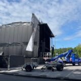 Die Mainstage für das Brunnenfestival wird auf dem Theaterparkplatz aufgebaut.