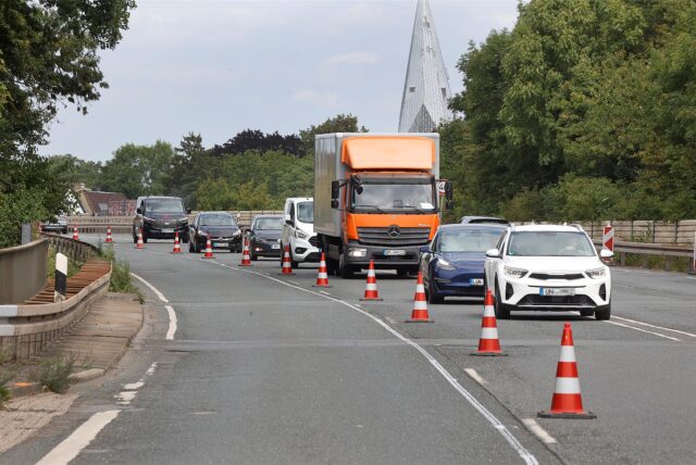 Verkehrsleitkegel auf der Hochstraße in Kamen.