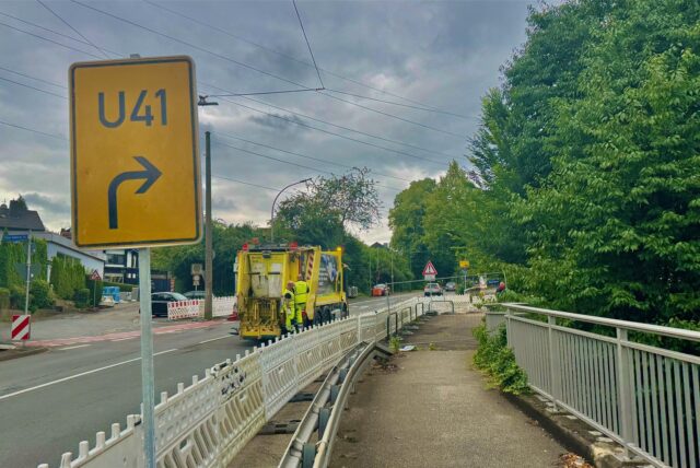 Ein abgesperrter Bereich an einer Brücke an der Wittbräucker Straße.