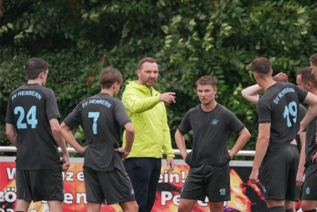 Trainer Sven Pahnreck erklärt dem SV Herbern was.