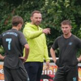 Trainer Sven Pahnreck erklärt dem SV Herbern was.