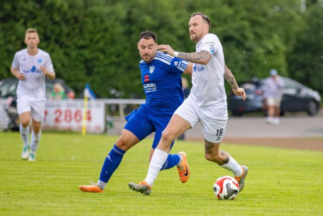 Andreas Spais im Zweikampf mit Kevin Großkreutz.