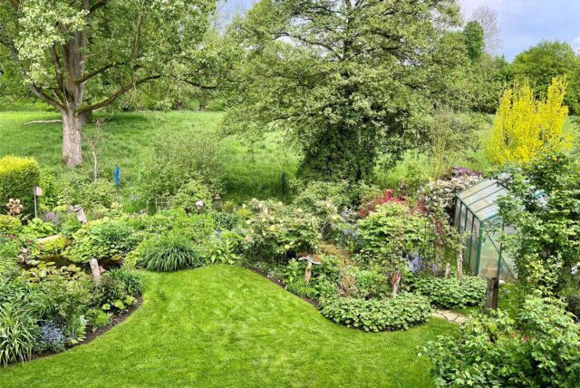 Ein farbenfroher Garten, von oben fotografiert: Die Vielfalt der Gartengestaltung ist am kommenden Sonntag (13.7.) bei den offenen Gärten im Ruhrbogen zu erleben.