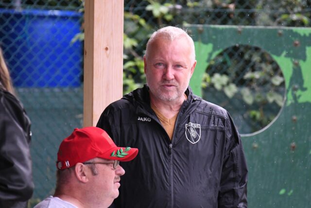 Dietmar de Sacco trägt eine Regenjacke des PSV Bork und schaut in die Kamera