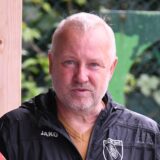 Dietmar de Sacco trägt eine Regenjacke des PSV Bork und schaut in die Kamera