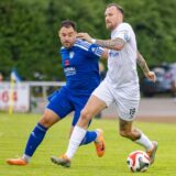 Andreas Spais im Zweikampf mit Kevin Großkreutz.