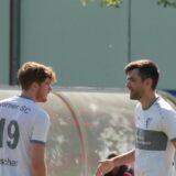 Spieler des Werner SC klatschen sich ab.