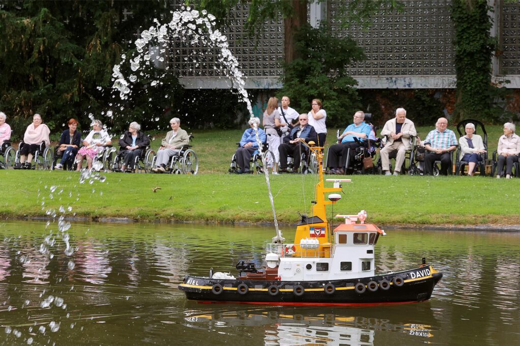 Ein Modellboot fährt über den Koppelteich in Kamen Ein Modellboot fährt über den Koppelteich in Kamen