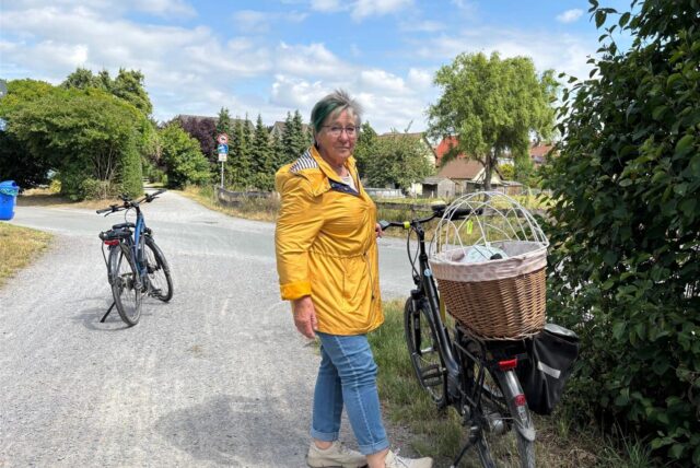 Christel Gröhling vom ADFC steht mit ihrem Fahrrad auf einem Fahrradweg in Bergkamen.