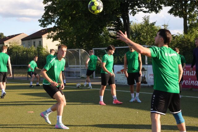 Maximilian Klimecki setzt sich gegen seinen Gegenspieler durch.