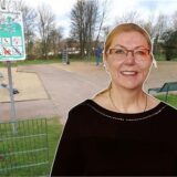 Bildmontage: Christine Busch, erste Beigeordnete Stadt Bergkamen, lächelt in die Kamera. Im Hintergrund ist ein Spielplatz zu sehen.