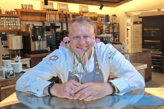 Man ahnt nicht, was in diesen unscheinbaren grünen Stängeln alles steckt. Günther Overkamp weiß das natürlich und will es nicht für sich behalten. Zum Beispiel sind die Blüten höchst aromatisch und veredeln jeden Salat. Aber der Schnittlauch selbst ist ein echtes Superfood.