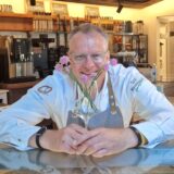 Man ahnt nicht, was in diesen unscheinbaren grünen Stängeln alles steckt. Günther Overkamp weiß das natürlich und will es nicht für sich behalten. Zum Beispiel sind die Blüten höchst aromatisch und veredeln jeden Salat. Aber der Schnittlauch selbst ist ein echtes Superfood.