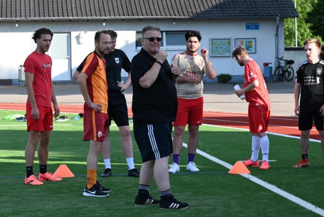 Thomas Kramer erklärt seinen Spielern etwas.