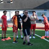 Thomas Kramer erklärt seinen Spielern etwas.