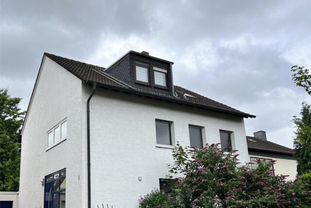Ein weißes Dreifamilienhaus in Kamen, das bald zur Zwangsversteigerung ansteht.