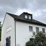 Ein weißes Dreifamilienhaus in Kamen, das bald zur Zwangsversteigerung ansteht.