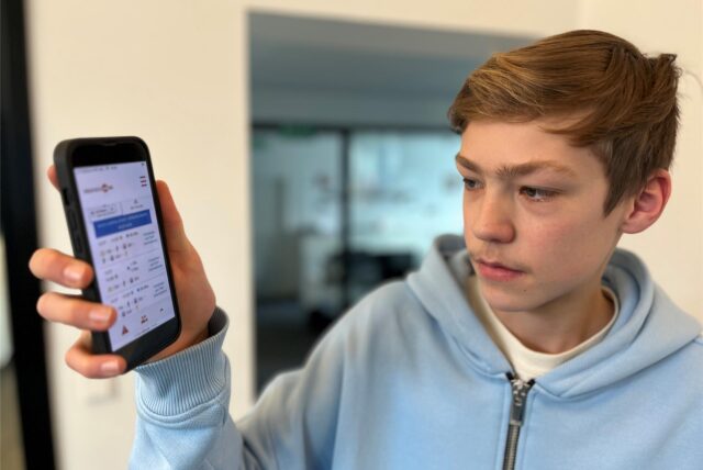 Jan Eggenstein aus Bergkamen betrachtet die App der VKU Kreis Unna auf seinem Handy.