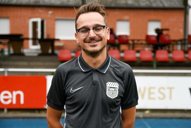 Oliver Basdorf lächelt in die Kamera.