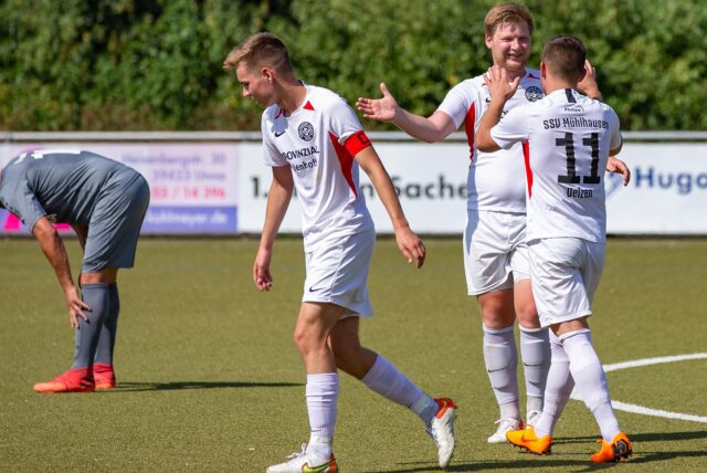 Die Spieler des SSV Mühlhausen II U23 klatschen sich ab.