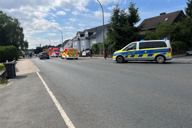 Ein Polizeiauto und ein RTW stehen an der Lünener Straße in Bergkamen,
