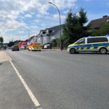 Ein Polizeiauto und ein RTW stehen an der Lünener Straße in Bergkamen,