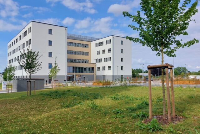 Das Jobcenter Unna befindet sich seit November 2024 in einem neu errichteten Bürogebäude, das auf der Fläche der früheren Drahtzieherei Westebbe und Weispfennig gebaut worden ist.