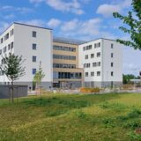 Das Jobcenter Unna befindet sich seit November 2024 in einem neu errichteten Bürogebäude, das auf der Fläche der früheren Drahtzieherei Westebbe und Weispfennig gebaut worden ist.