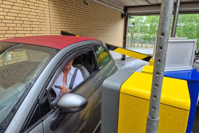 Auto vor Schranke