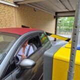 Auto vor Schranke