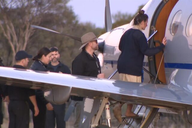 HANDOUT – Ein Screenshot aus einem ABC-Fernsehvideo zeigt Carolina Wilga (r) beim Einsteigen in ein Flugzeug am Freitag, 11. Juli 2025. Eine deutsche Rucksacktouristin, die seit 12 Tagen in einem abgelegenen Buschland vermisst wurde, ist von Einsatzkräften lebend gefunden worden. +++ dpa-Bildfunk +++