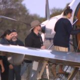 HANDOUT – Ein Screenshot aus einem ABC-Fernsehvideo zeigt Carolina Wilga (r) beim Einsteigen in ein Flugzeug am Freitag, 11. Juli 2025. Eine deutsche Rucksacktouristin, die seit 12 Tagen in einem abgelegenen Buschland vermisst wurde, ist von Einsatzkräften lebend gefunden worden. +++ dpa-Bildfunk +++