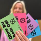 Jugenddezernentin Monika Nienaber-Willaredt mit Postkarten, mit denen gezielt bei Jungwählern für die Kommunalwahl geworben werden soll.
