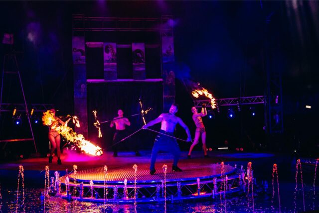 Mit viel Wasser und auch Feuer bringen die Artisten des Waterland Circus ihre Performance in die Manege.