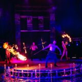 Mit viel Wasser und auch Feuer bringen die Artisten des Waterland Circus ihre Performance in die Manege.
