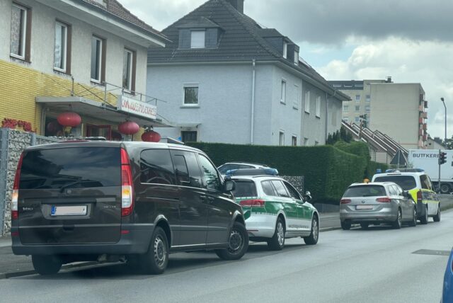 Vier Behördenfahrzeuge vom Zoll stehen auf der Straße, hintereinander geparkt, vor einem Asia-Imbiss. Man sieht den oberen Teil des Eingang hinter den Fahrzeugen und das Namensschild mit der Aufschrift: „China Imbiss Fuli-Express“